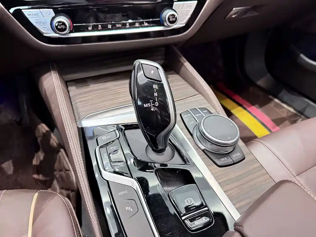 BMW 5 Series New Energy — миниатюра 9