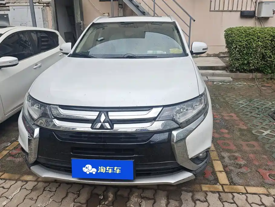 Mitsubishi Outlander 2018 2.4L Elite 5 мест