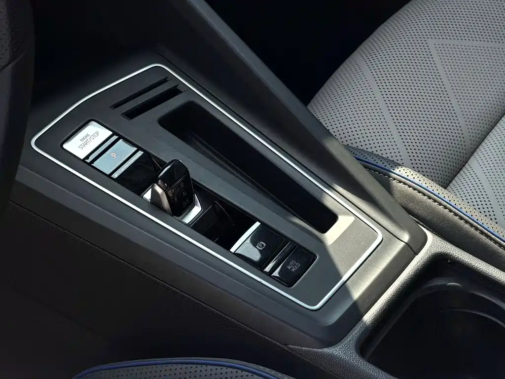 Volkswagen Golf 2025 300TSI R-Line