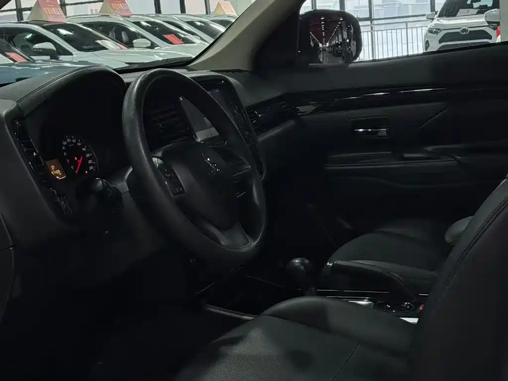 MITSUBISHI OUTLANDER