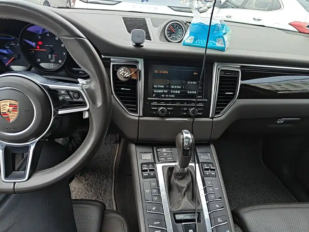 Porsche Macan — миниатюра 10