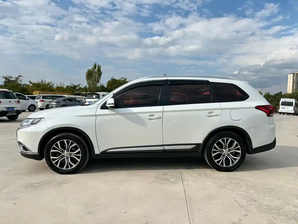 Mitsubishi Outlander — миниатюра 7