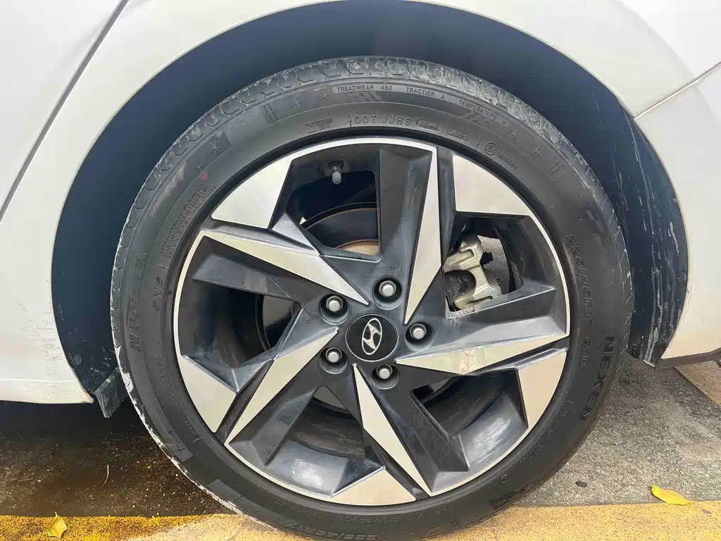 Hyundai Elantra — миниатюра 10