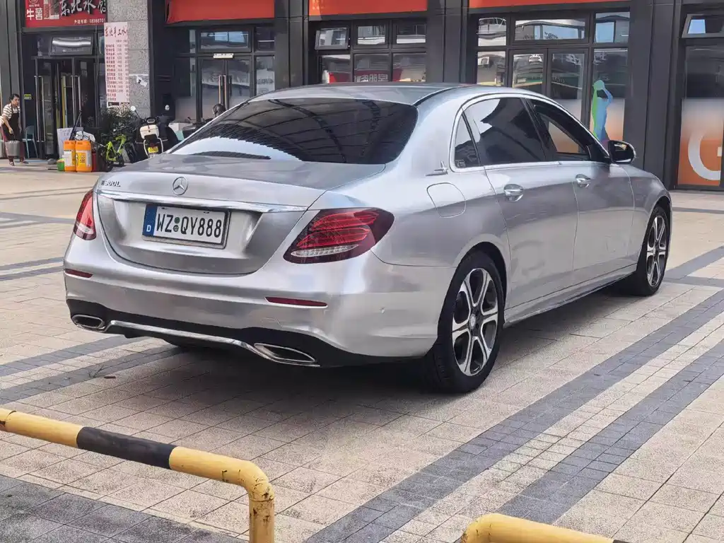 Mercedes-Benz E-Class — миниатюра 7