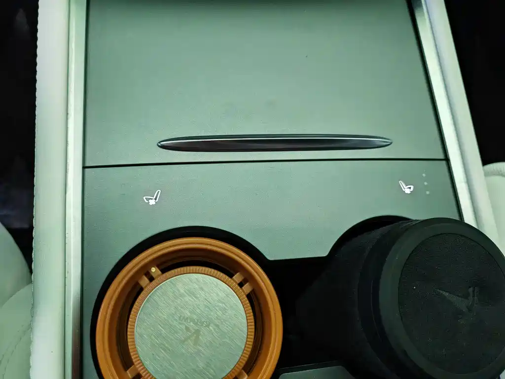 Tesla Model Y — миниатюра 12