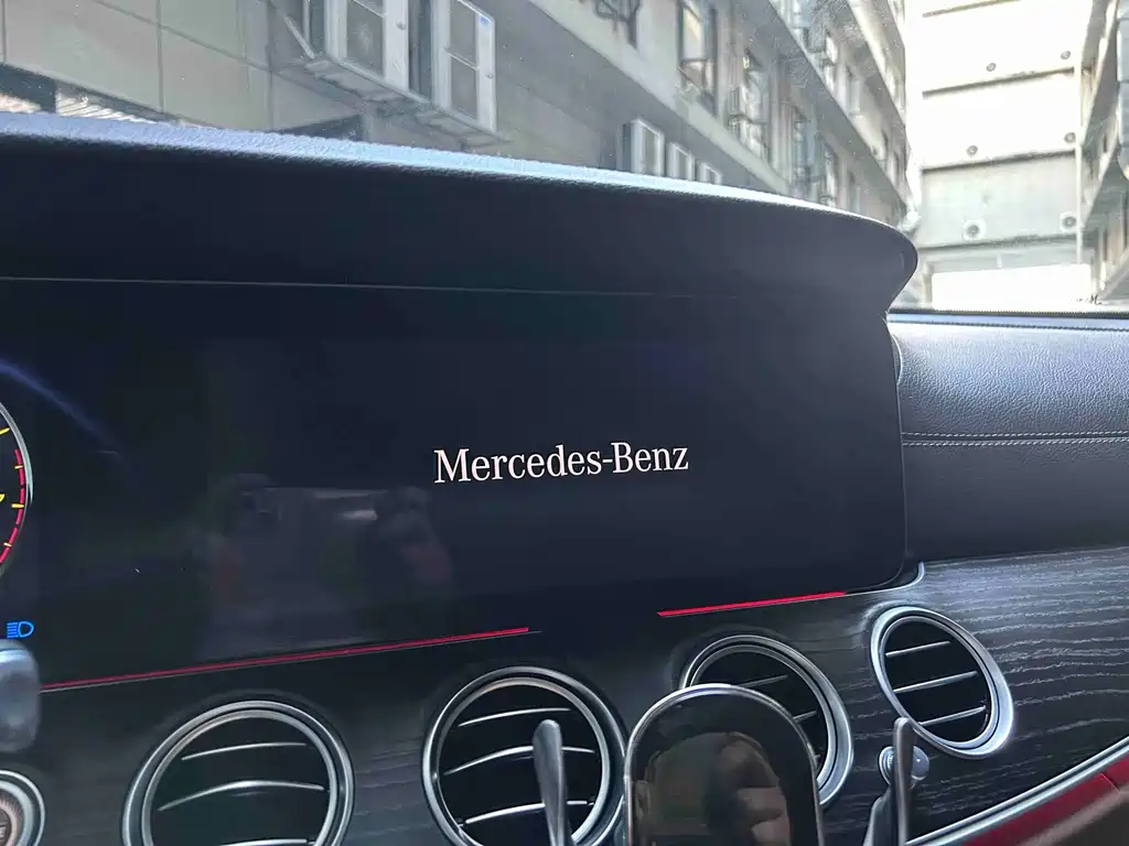 Mercedes-Benz E-Class — миниатюра 17