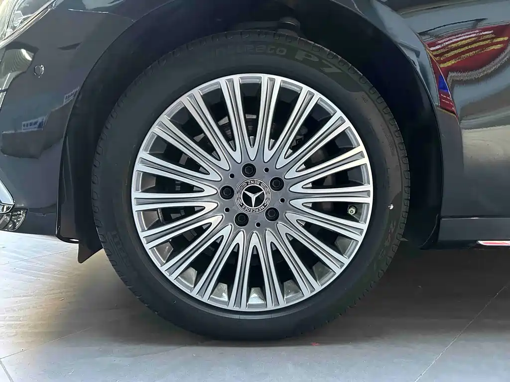 Mercedes-Benz E-Class — миниатюра 3
