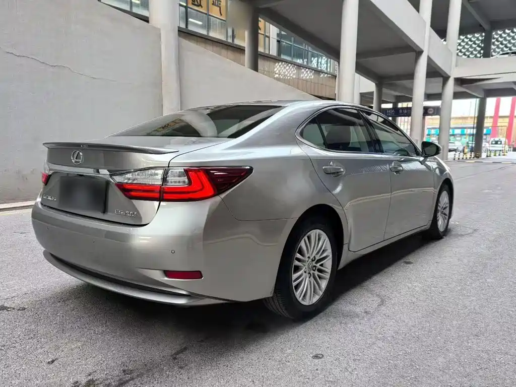 Lexus ES — миниатюра 12