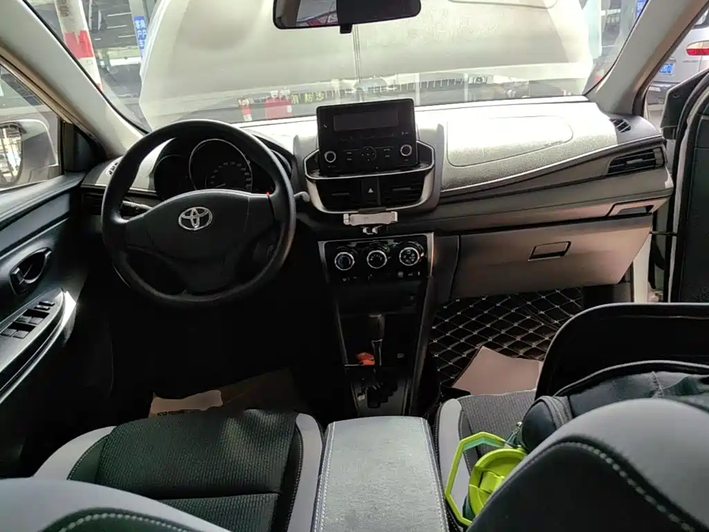 Toyota Yaris L — миниатюра 10