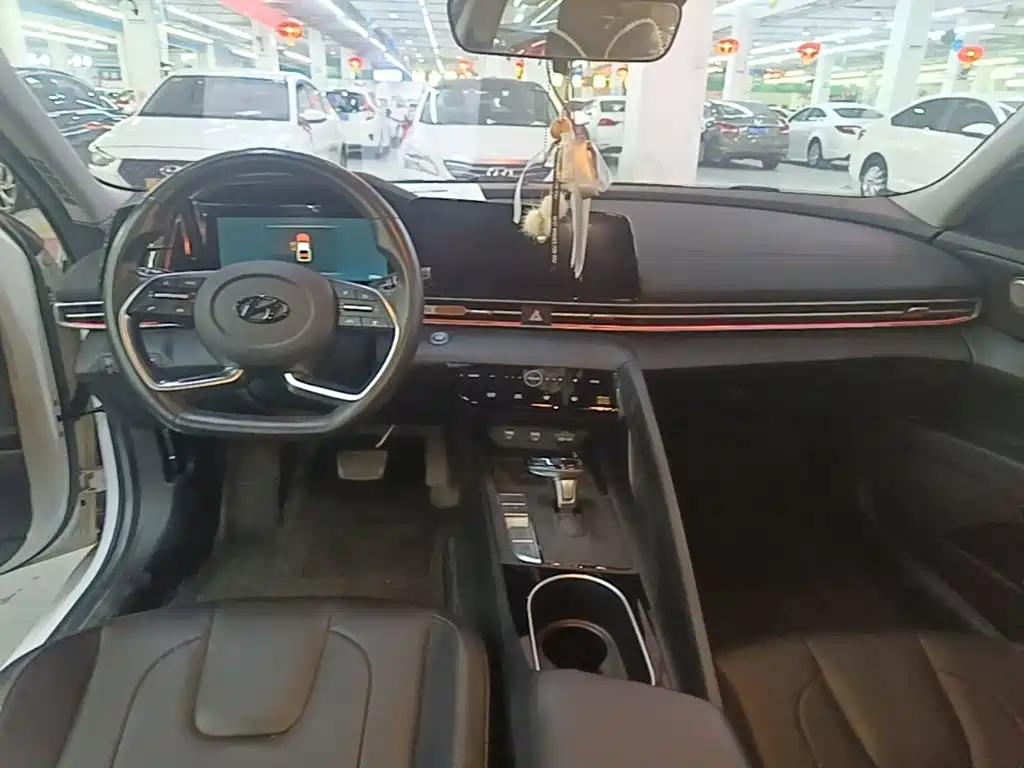 Hyundai Elantra — миниатюра 10