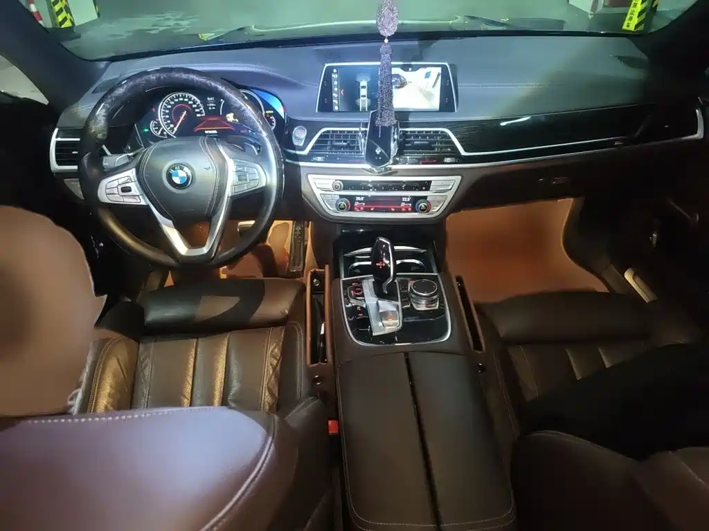 BMW 7 Series — миниатюра 13