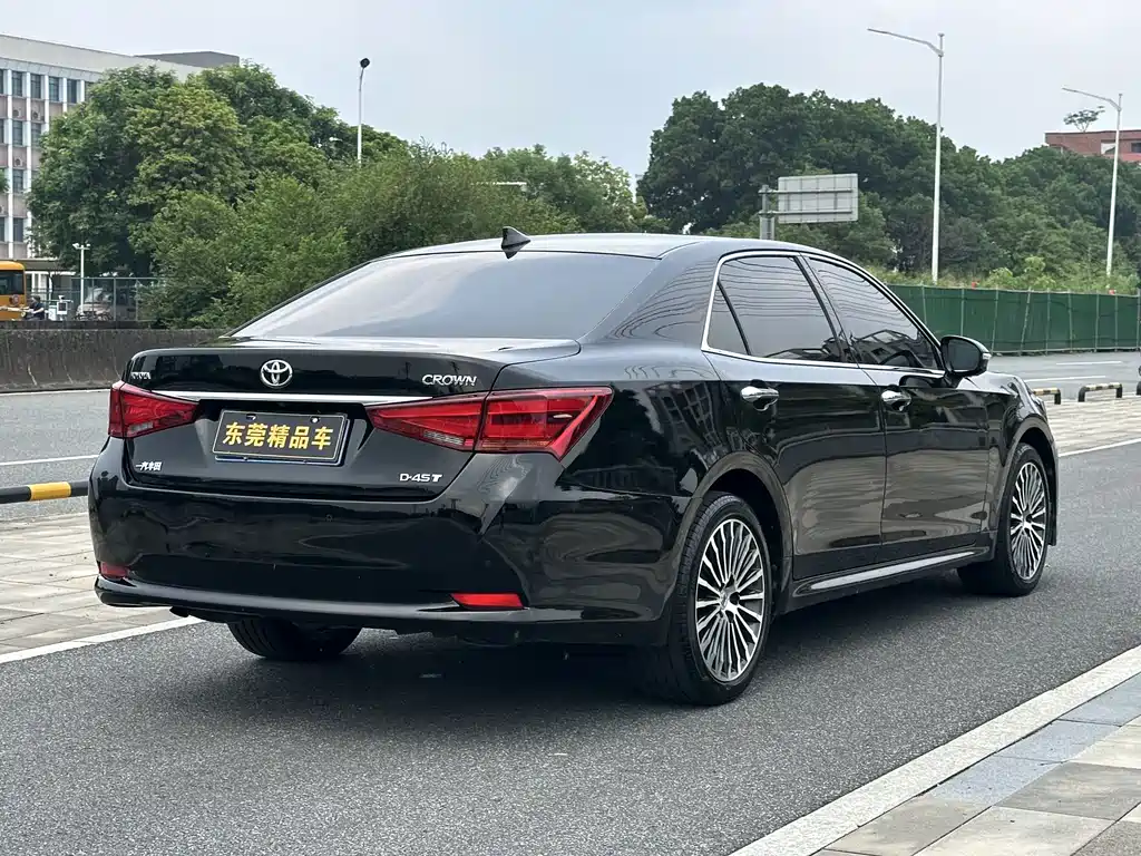 Toyota Crown — миниатюра 6