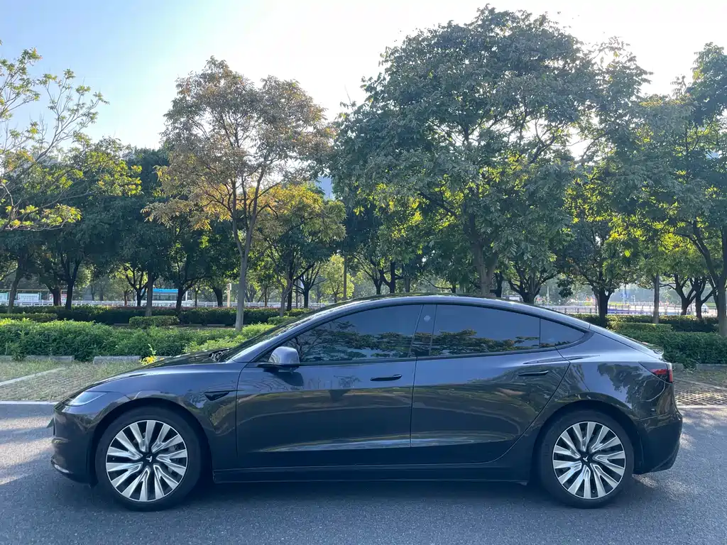 Tesla Model 3 — миниатюра 10