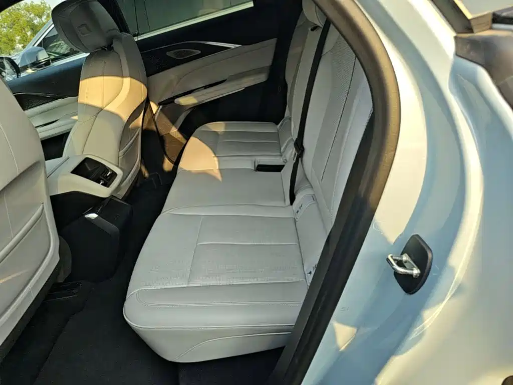 Cadillac Lyriq — миниатюра 17