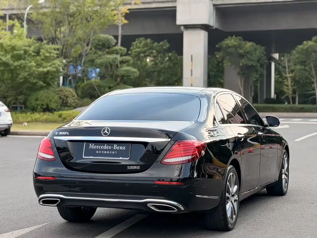 Mercedes-Benz E-Class — миниатюра 6