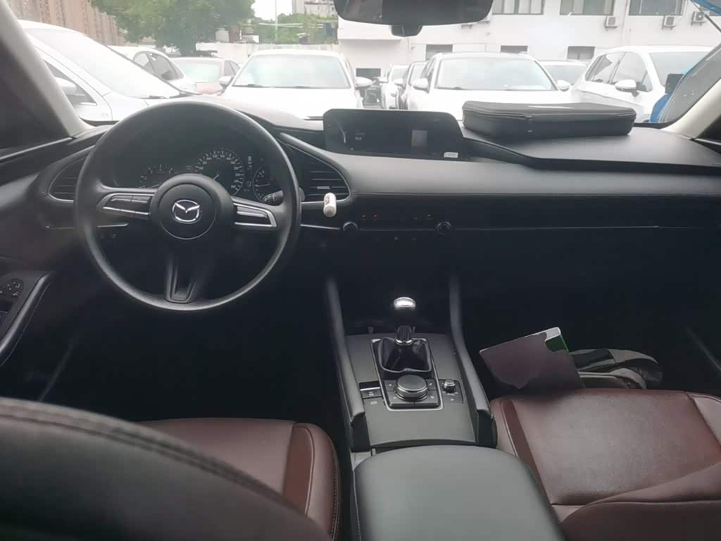 Mazda Mazda3 Axela 1.5 л 2023 г. красный/фиолетовый, пробег 32500 км