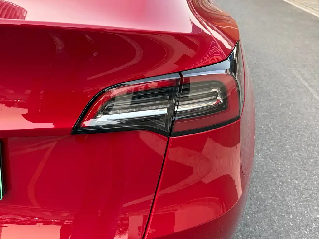Tesla Model Y — миниатюра 18