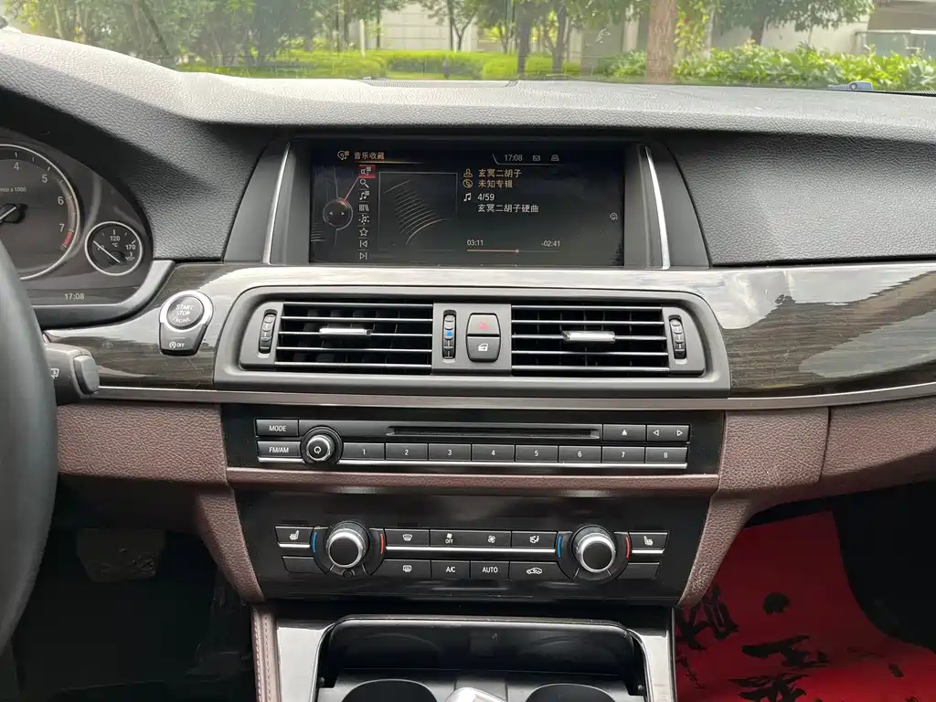 BMW 5 Series — миниатюра 11