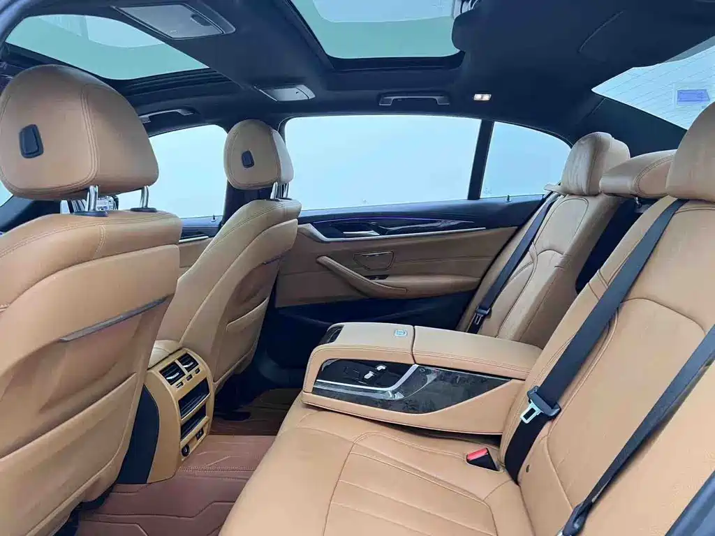 BMW 5 Series — миниатюра 10