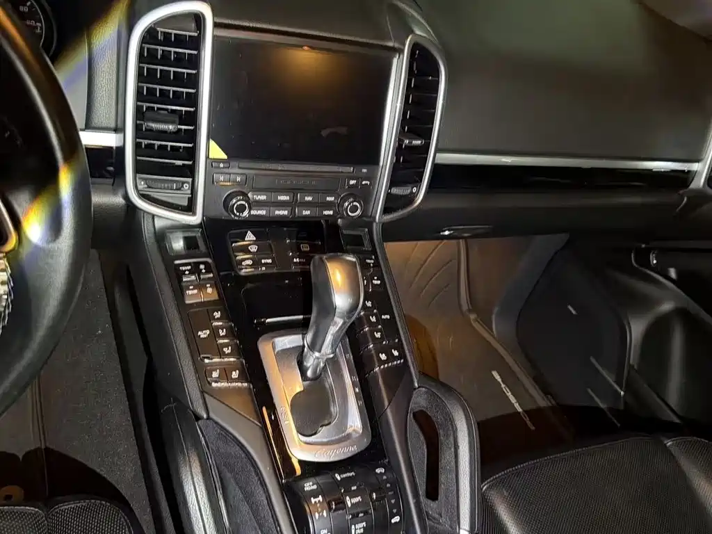 Porsche Cayenne — миниатюра 11