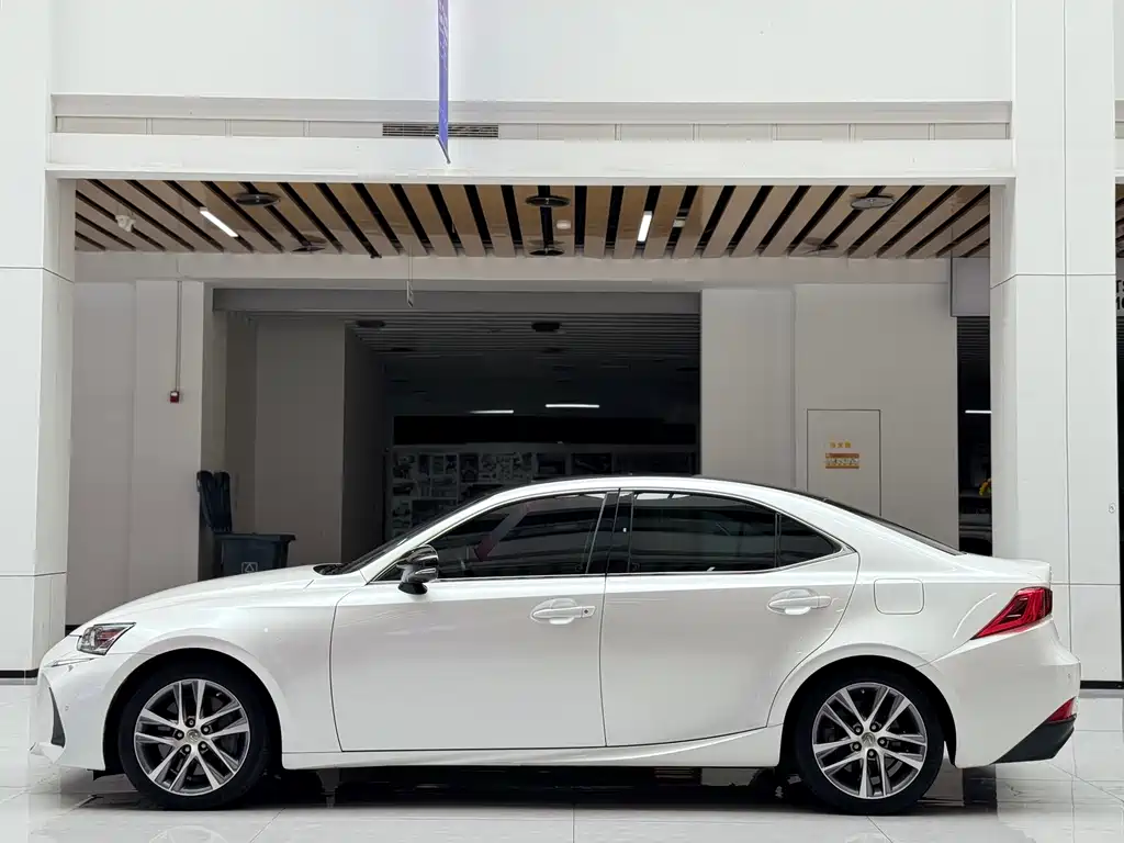 Lexus IS 2017 300