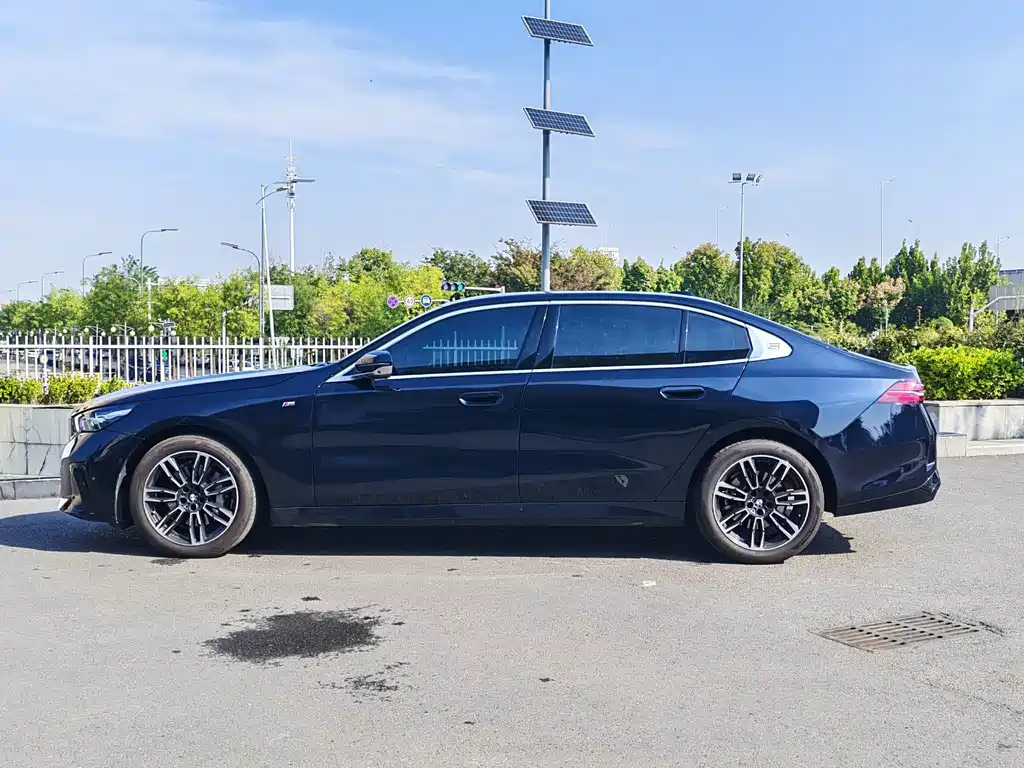 BMW 5 Series — миниатюра 8