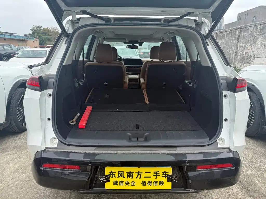 NISSAN EXPLORING THE LAND