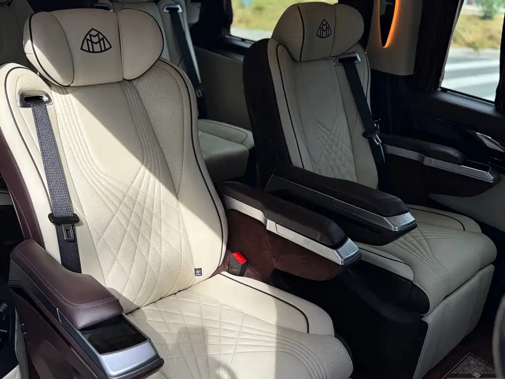 Mercedes-Benz Vito 2023 2.0T Elite 7 мест