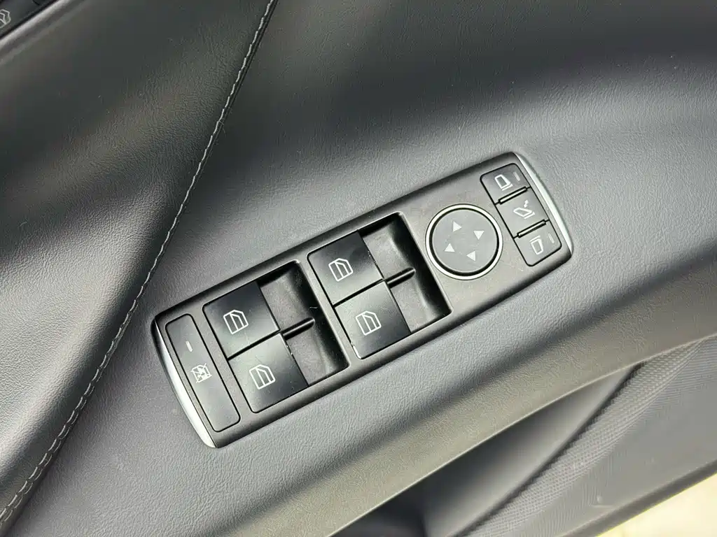 Tesla Model X — миниатюра 16