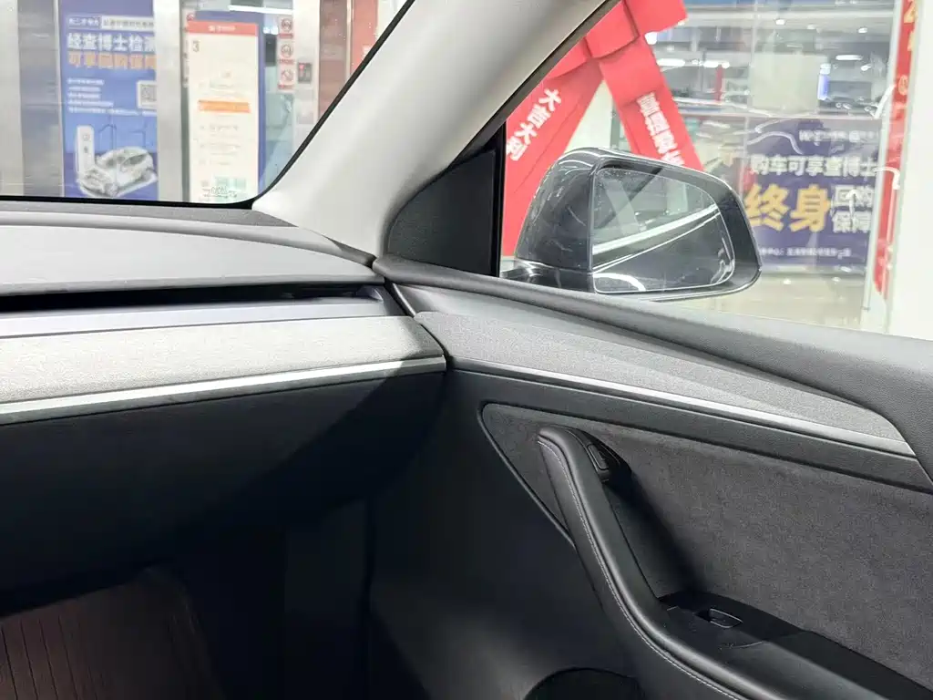 Tesla Model Y — миниатюра 9