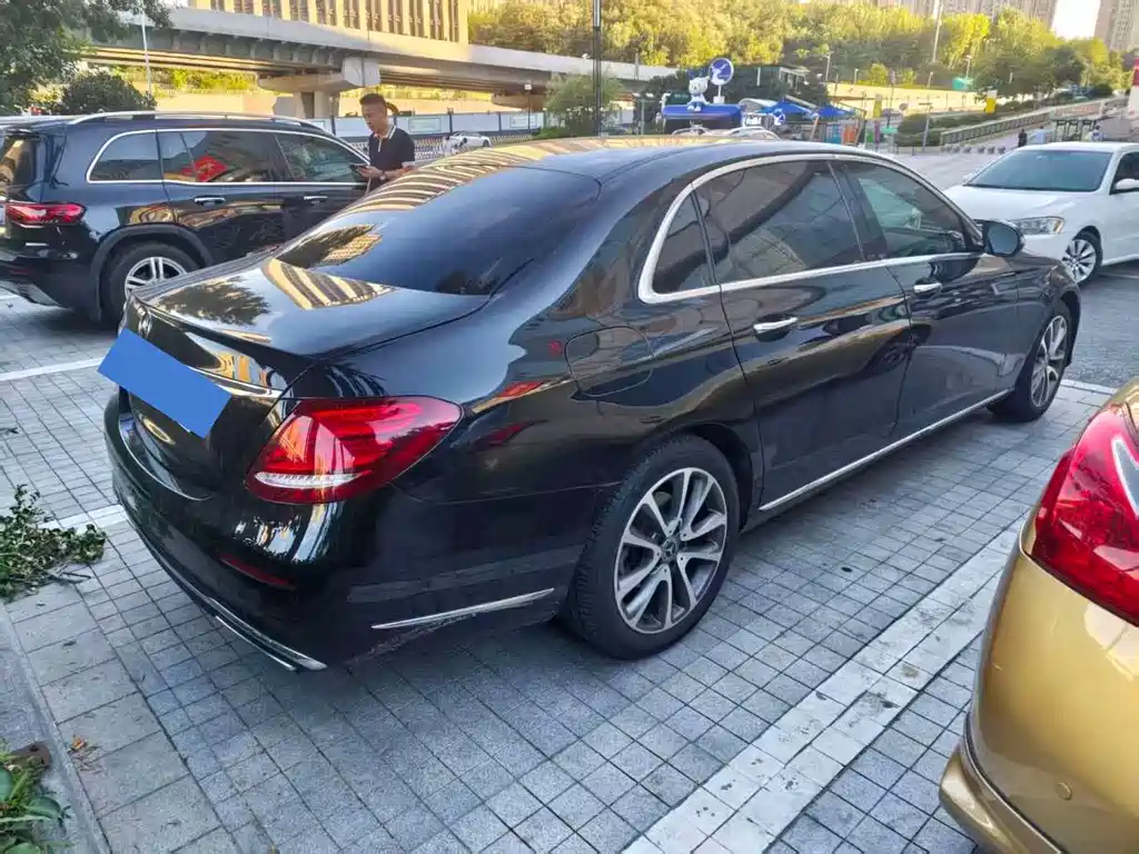 Mercedes-Benz E-Class — миниатюра 7