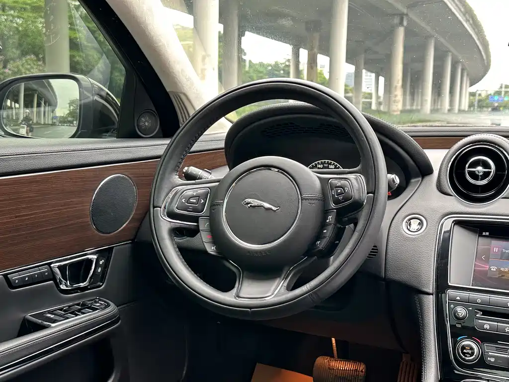 Jaguar XJ — миниатюра 6