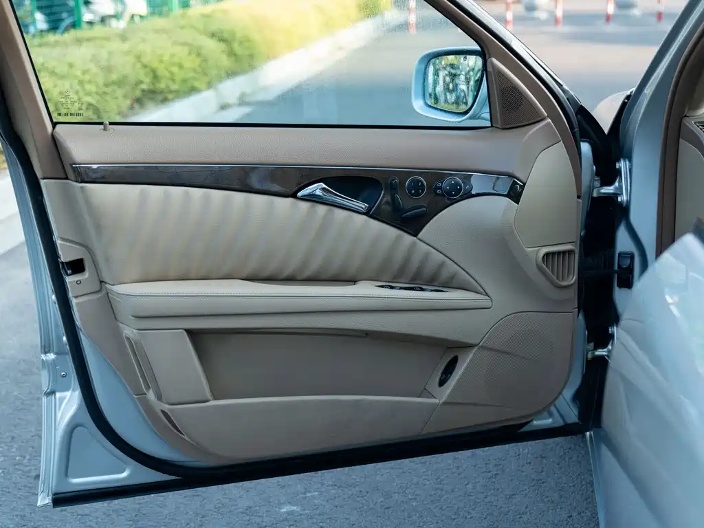 Mercedes-Benz E-Class — миниатюра 20
