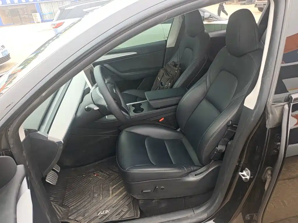 Tesla Model Y — миниатюра 15