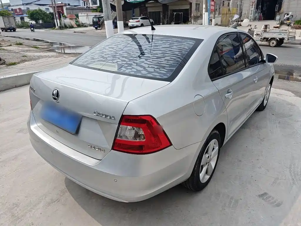 Skoda Rapid 2015 1.6L MT