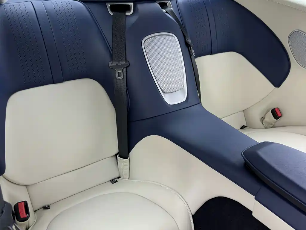 Aston Martin DB11 — миниатюра 20