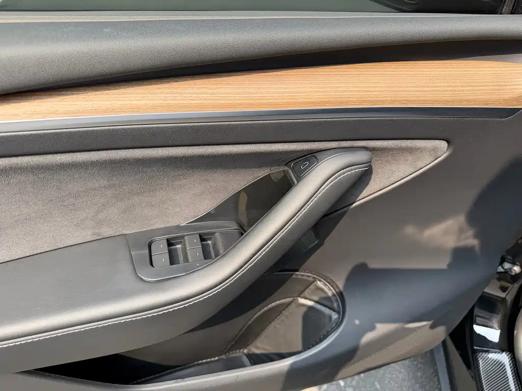 Tesla Model Y — миниатюра 7