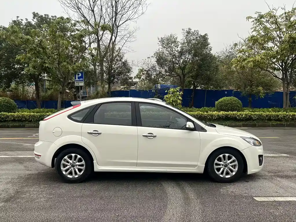 Ford Focus 2012 1.8L AT