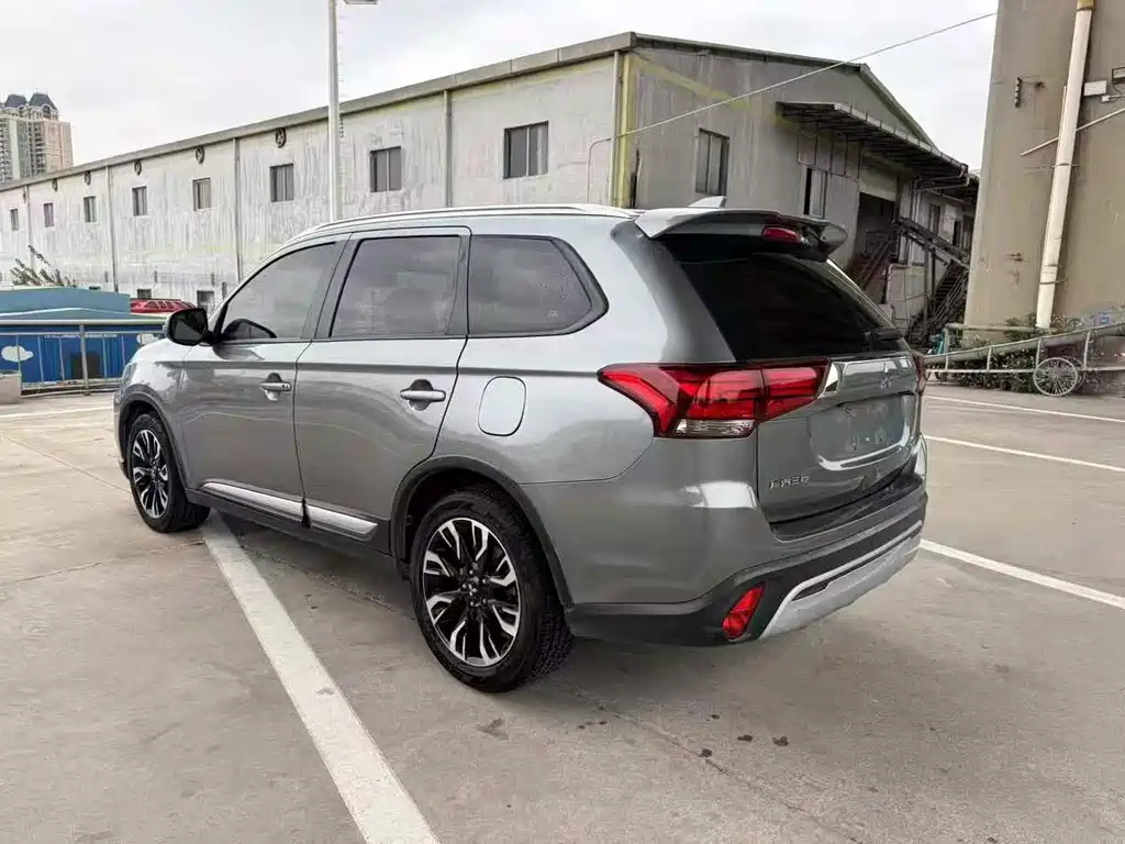 MITSUBISHI OUTLANDER