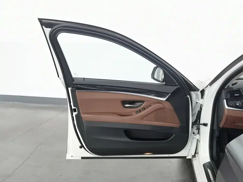 BMW 5 Series — миниатюра 8