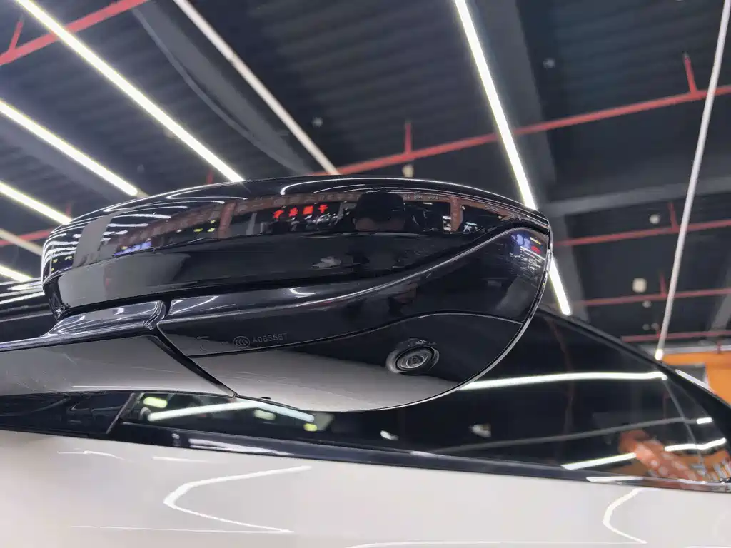 Aston Martin DB11 — миниатюра 10