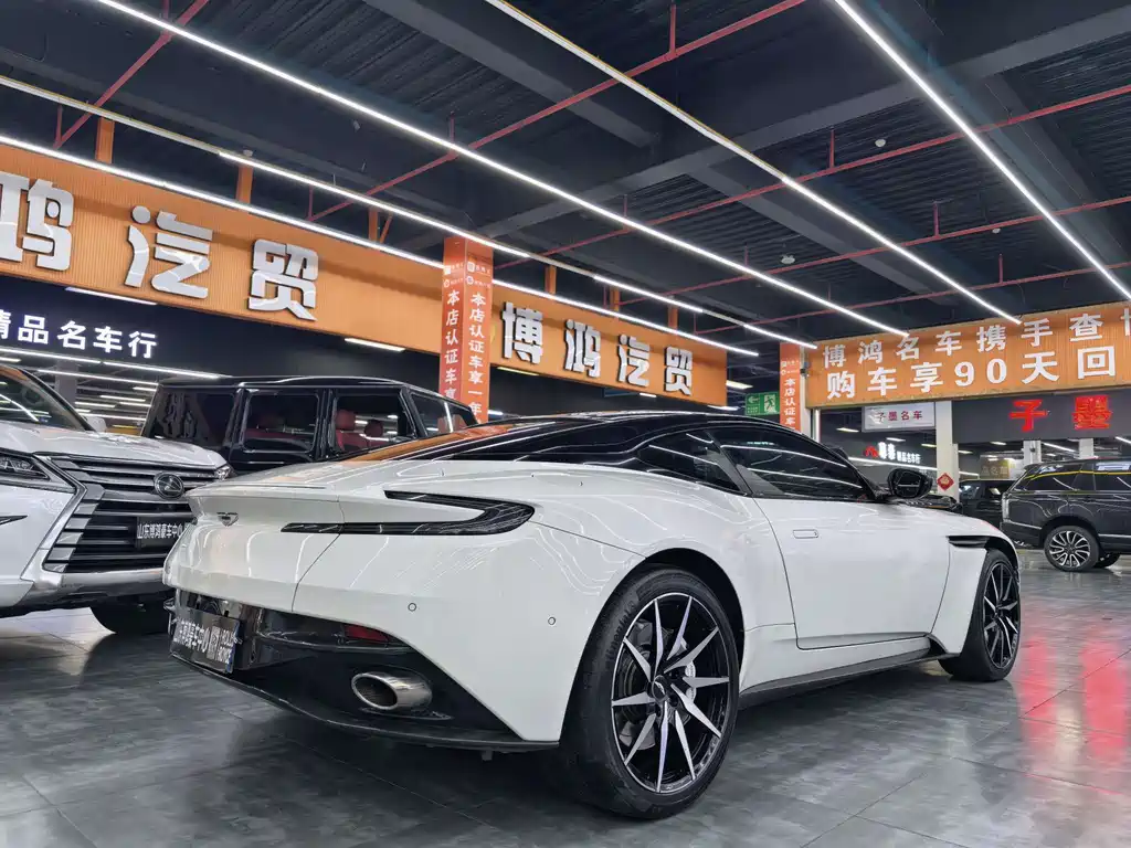 Aston Martin DB11 — миниатюра 12
