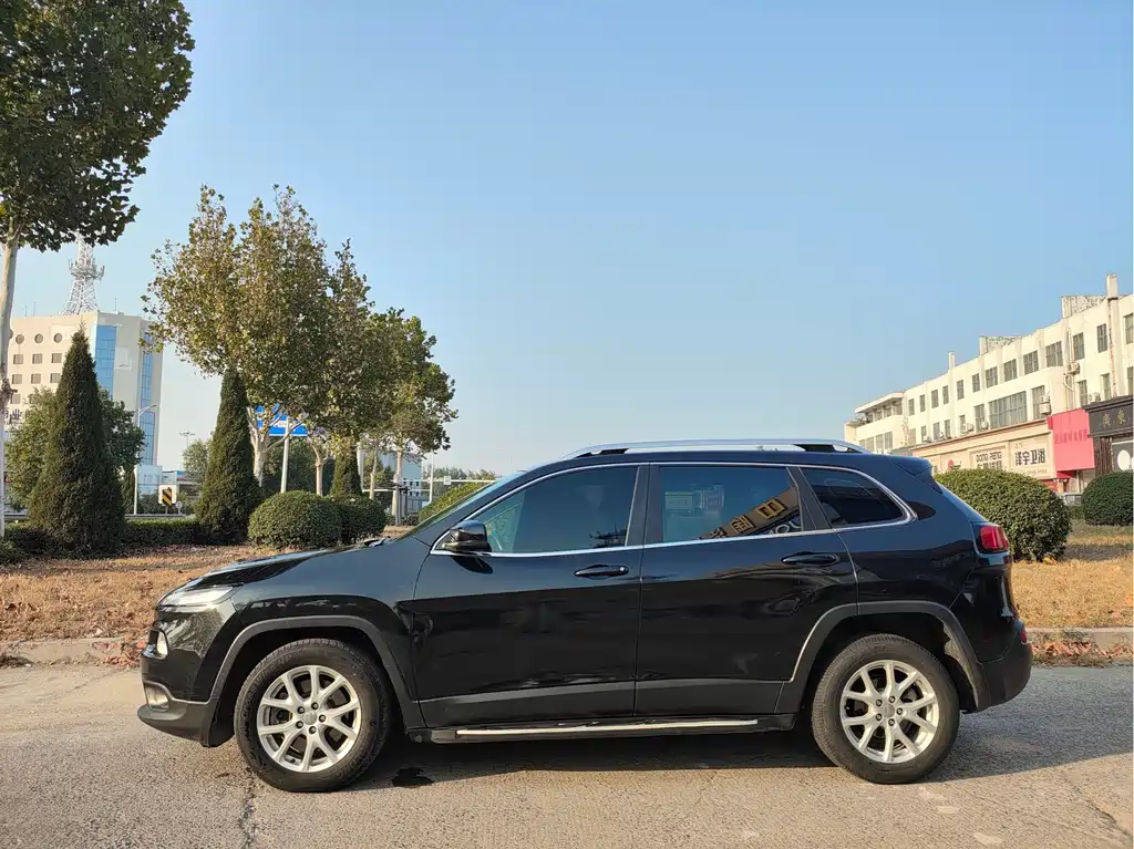 Jeep Cherokee — миниатюра 7