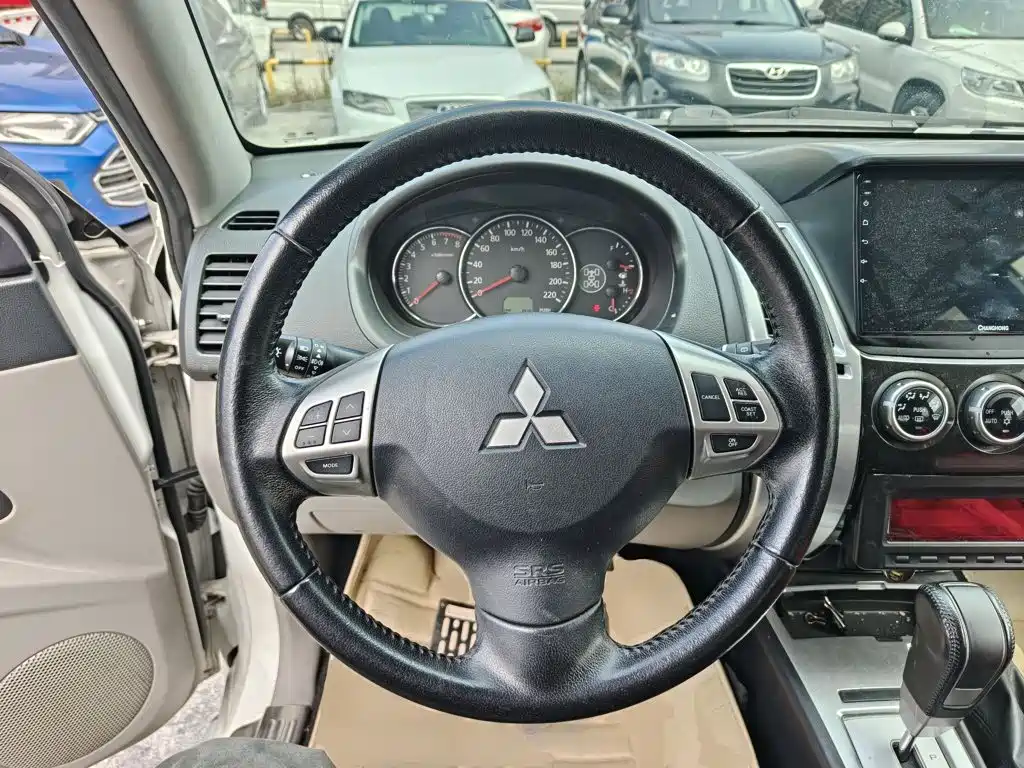 Mitsubishi Pajero Sport — миниатюра 11