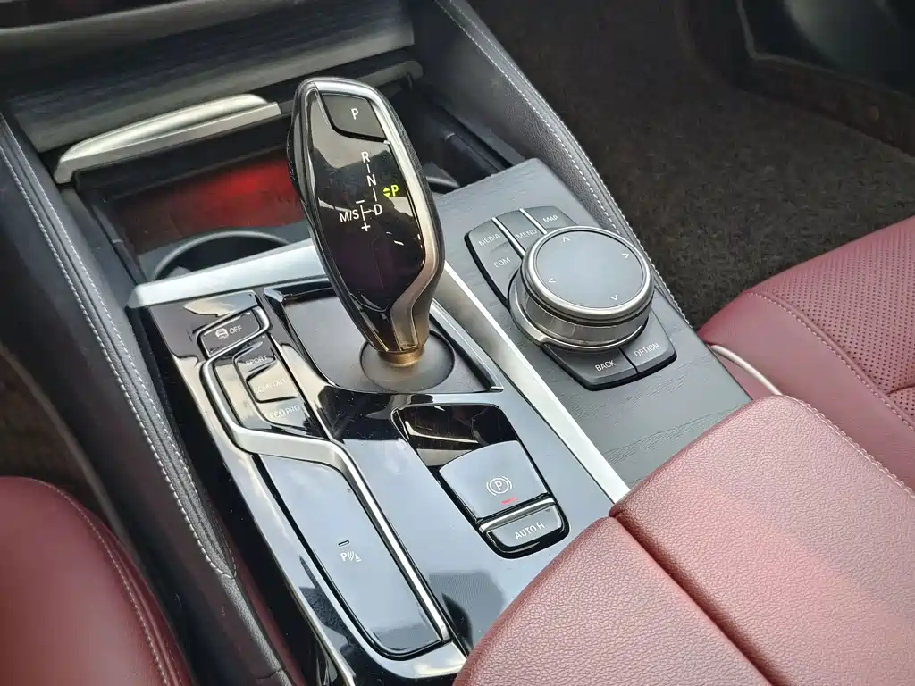 BMW 5 Series — миниатюра 13
