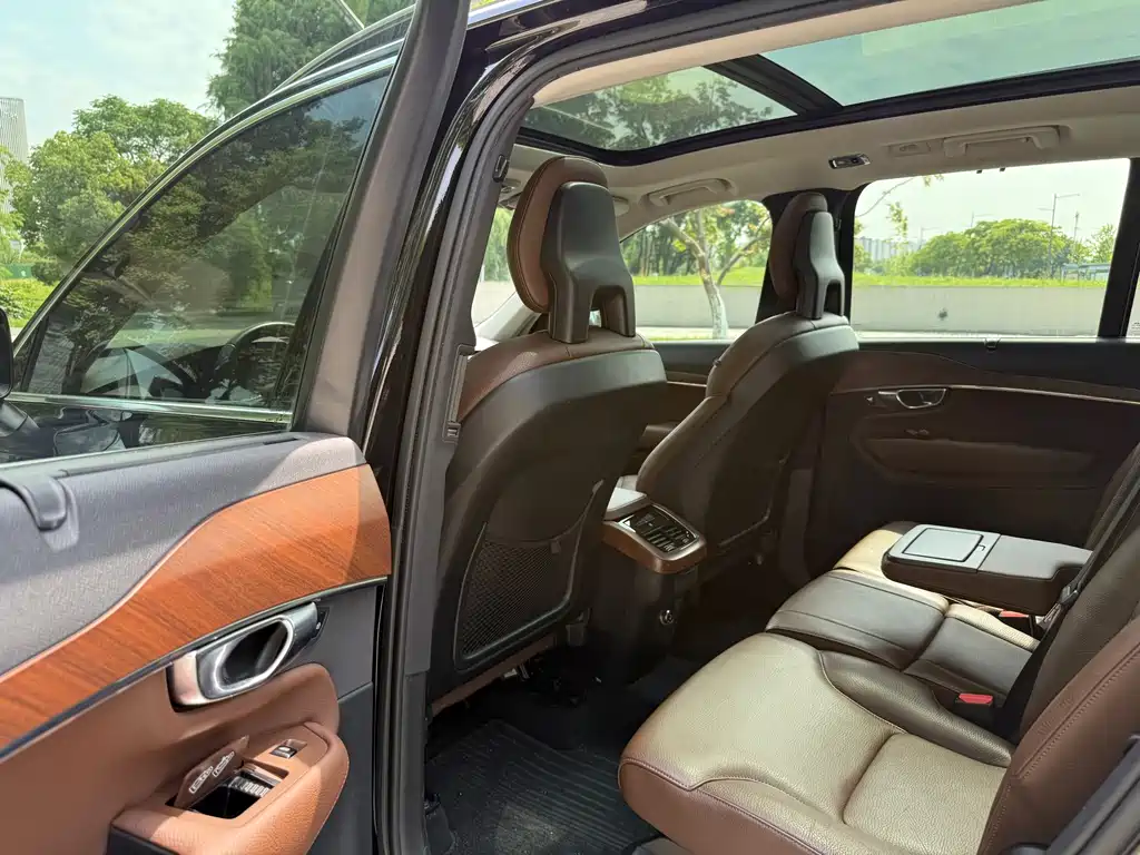 Volvo XC90 2018 T6 5 мест