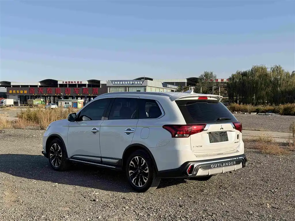 Mitsubishi Outlander — миниатюра 6