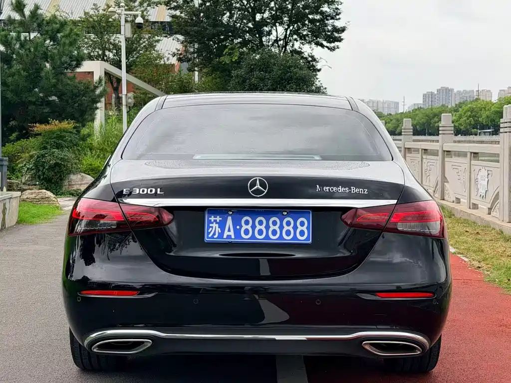 Mercedes-Benz E-Class — миниатюра 8