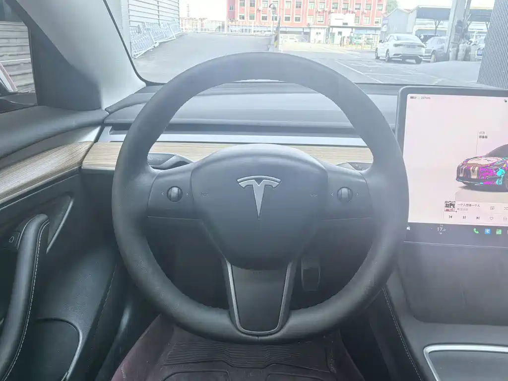 Tesla Model 3 — миниатюра 16