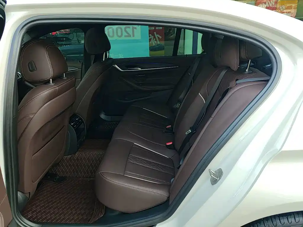 BMW 5 Series — миниатюра 17